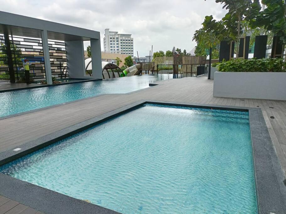 Ferienwohnung Sky Trees 4 Guests High Floor Smart Tv Garden View A1801 Johor Bahru Exterior foto